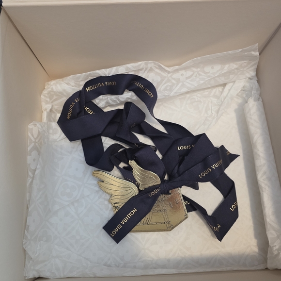 Louos Vuitton 2025 Holiday Packaging Set - Picture 6 of 9